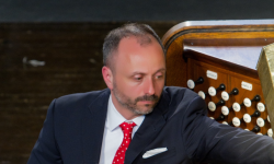 Jonathan Ambrosino image of him in front of an organ