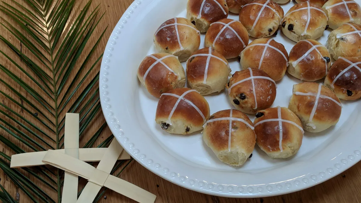Hot_Cross_Buns_With_Palms