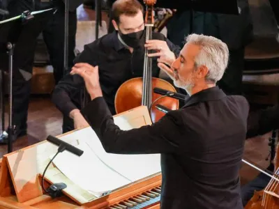 Avi Stein conducts Bach at One in St. Paul's Chapel.