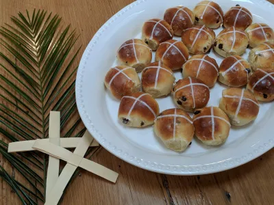 Hot_Cross_Buns_With_Palms