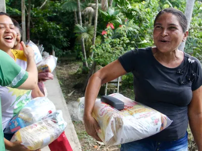 Members of a Savings with Education group receive food support packages as part of their group’s resilience efforts in the northeast region of Brazil.  
